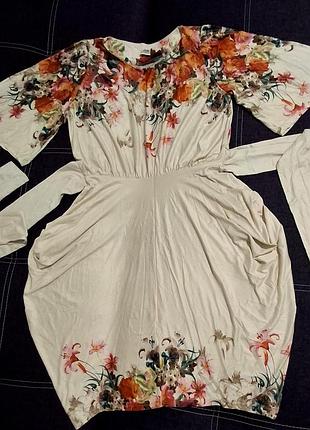 Оригинальное платье с драпировкой на бедрах