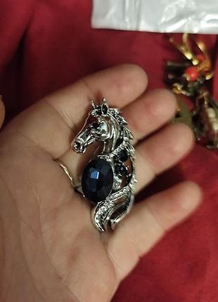 Брошь брошка металл синий камень лошадь конь