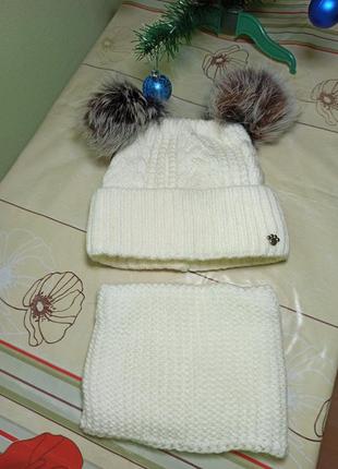 Набор комплект на девочку зимняя шапка с отворотом с бумбонами и шарф хомут снуд