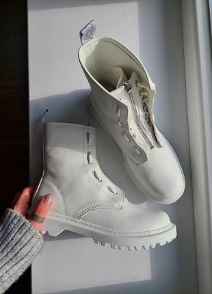 Шикарні шкіряні ботінки dr.martens білі молочні розпродаж