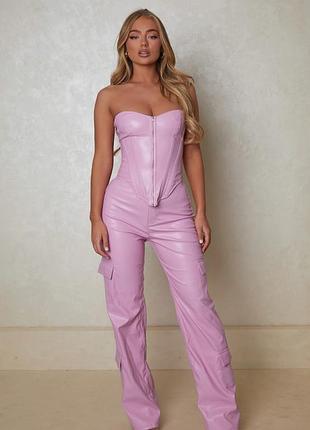 Розовые брюки из экокожи