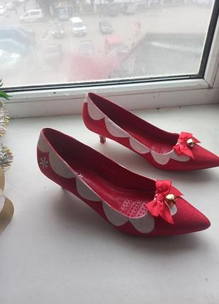 Туфлі-човники червоного кольору з білими хвилястими вставками та декоративними бантиками mulanka
