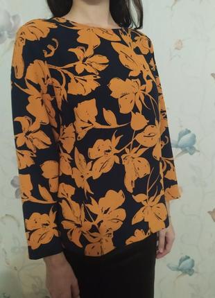 Стильная блуза с контрастным цветочным принтом