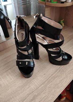 Жіночі босоніжки