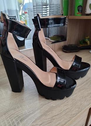 Жіночі босоніжки.