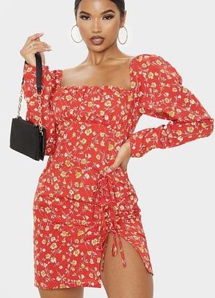 Спокуслива сукня з розрізом на ніжці