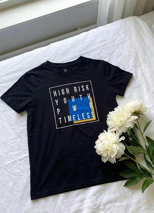 Черная женская брендовая футболка