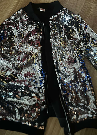 Продам бомбер в пайетках на девочку
