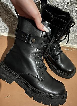 Продам демесезонні жіночі чоботи