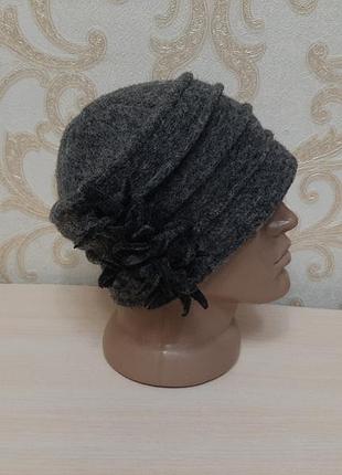 Шерстяная шляпа шапка с декоративным элементом сбоку