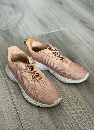 Кросівки жіночі