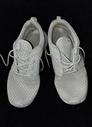 Кросівки жіночі