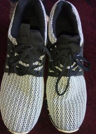 Спортивні кросівки