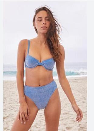 Блестящий голубой купальник с чашками