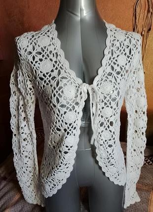 Вязаная накидка на завязках