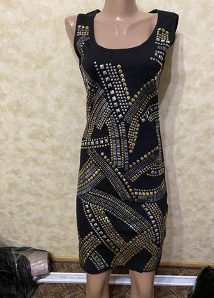 Оригинальное праздничное платье с металлизированными украшениями