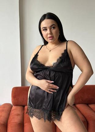 Атласный короткий пеньюар с кружевными краями и распорками plus size