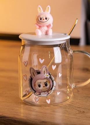 Новогодняя большая стеклянная чашка "лабуба" с крышкой и ложкой 600 мл, праздничная кружка чашка для детей на подарок розовый