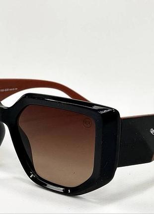 Окуляри сонцезахисні жіночі в пластиковій універсальній оправі з градієнтним тонуванням широкі геометричні дужки