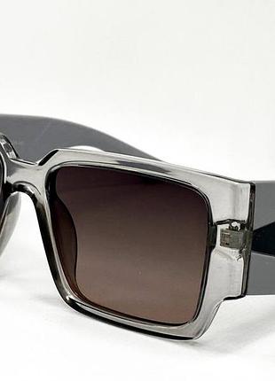 Очки солнцезащитные женские прямоугольные в пластиковой полупрозрачной двухцветной оправе с широкими дужками серый