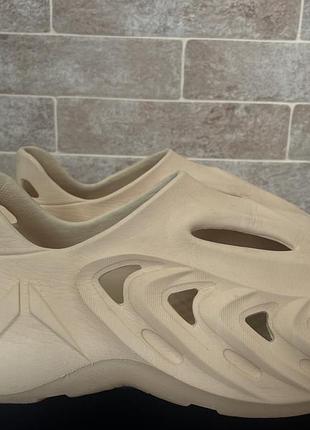 Стильные yeezy foam runner в реплике премиального дизайна. особенности: • цвет: песочный/кремовый • размер: 39-40 (рекомендуется примерка) • состояние: д