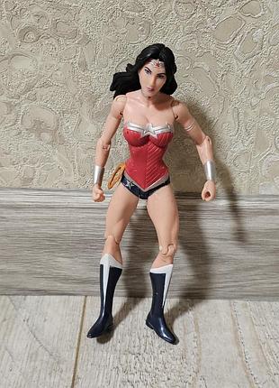 Екшн-фігурка диво-жінки dc collectibles essentials.
