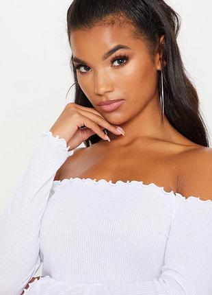 Лонгслив prettylittlething с этикеткой