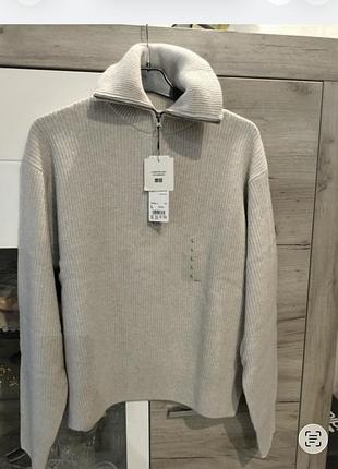 Чудовий светр від uniqlo, новий з етикеткою. 100% вовна. не важкий.
