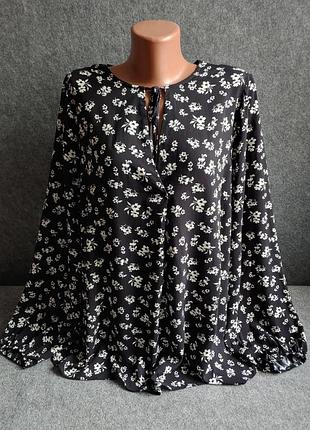 Вільна блуза з віскози чорного кольору з білим квітковим принтом 50-52-54 розміру