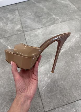 Тілесні лакові шльопанці на високому каблуці