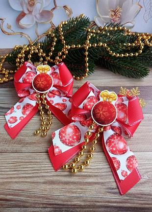 Праздничные новогодние бантики с елкой игрушкой
