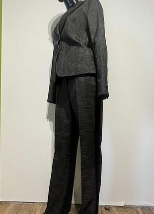 Класичний жіночий брючний костюм max mara сірого кольору з візерунком "гленчек" або "принц уельський".