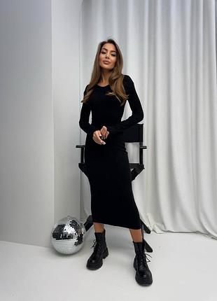 Чорна трикотажна облягаюча сукня-міді у рубчик