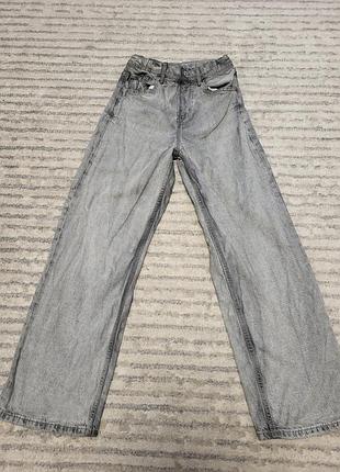 Серые джинсы, стильный эффект на них. размер 140, с утяжкой