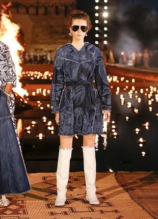 Скромность берет паузу: платье из денима dior
