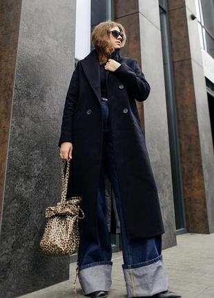 Чорне класичне пальто