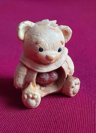 Деревянный плюшевый мишка с сердечками