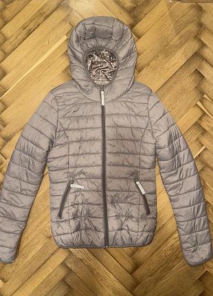 Весняна куртка бежевого кольору з капішоном