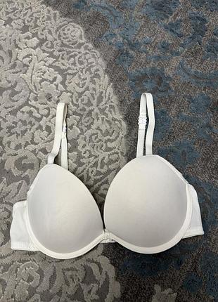 Белый бюстгалтер