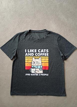 Жіноча футболка з яскравим принтом.