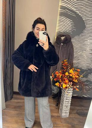 Шубка на кнопках с капюшоном