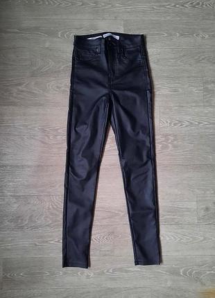 Штани скіні з напиленням під шкіру від bershka