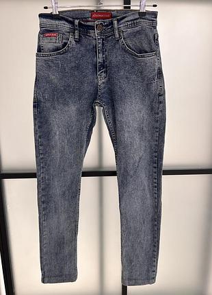 Вузькі блакитні чоловічі джинси