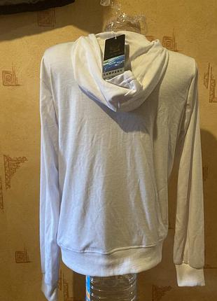 Стильная белая кофта с капюшоном 3
