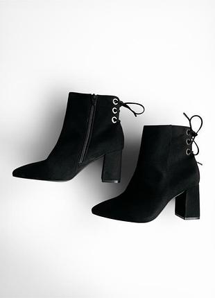 Чорні замшеві ботильйони mexx