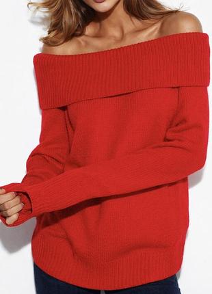 Светр червоного кольору з відкритими плечима