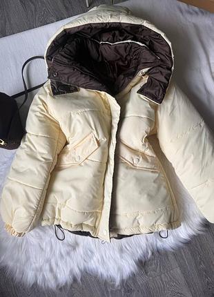 Зимняя дутая куртка на молнии с кнопками с съемным капюшоном с карманами с кулисками по низу