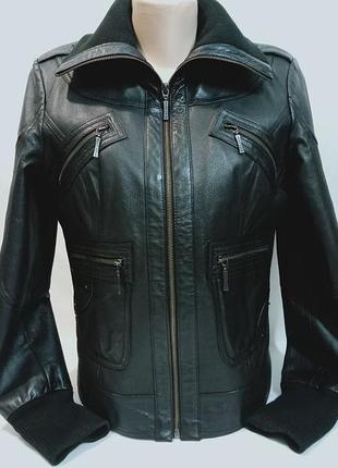 Черная женская кожаная куртка tally weijl в стиле смесь бомбер и байкерская куртка с высоким трикотажным воротником стойкой с довязами