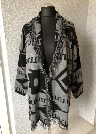 Чудесный теплый кардиган на запах, линия плеча заниженная.