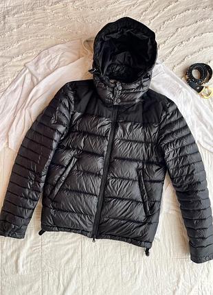 Чорний пуховик